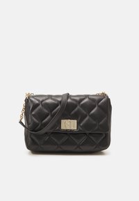 Czarna pikowana skórzana torba z złotym zapięciem, łańcuszkowym paskiem na ramię i usztywnionym prostokątnym kształtem. Teksturowana powierzchnia z diamentowym wzorem.