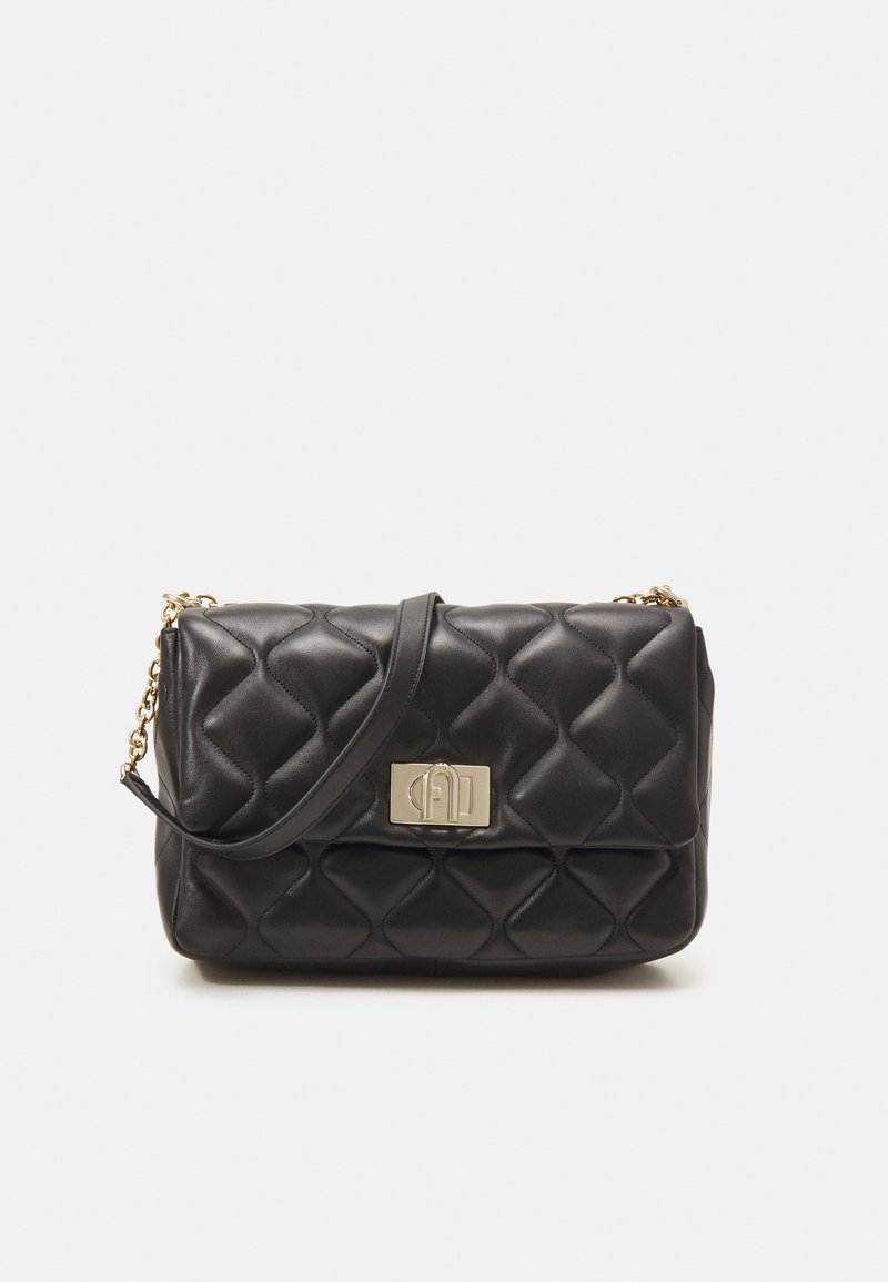 Czarna pikowana skórzana torba z złotym zapięciem, łańcuszkowym paskiem na ramię i usztywnionym prostokątnym kształtem. Teksturowana powierzchnia z diamentowym wzorem.