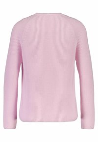 Helle rosa gestrickter Pullover mit langen Ärmeln, der die Rückseite und ein geripptes Texturmuster zeigt.