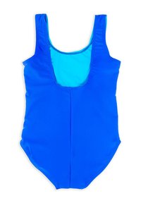 Jasnoniebieski jednoczęściowy strój kąpielowy z szerokimi ramiączkami i dekoltem w kształcie łódki, ułożony na białym tle.