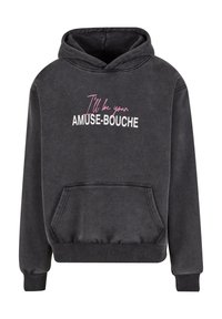 Sötét szürke kapucnis pulóver, elülső zsebbel. Fehér és rózsaszín felirat: "Én leszek a kis előételöd." Puha anyag, laza szabás.