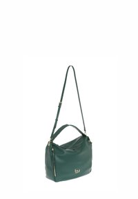Borsa a spalla verde in pelle con finitura testurizzata, dotata di manico superiore e tracolla regolabile, hardware dorato e tasca laterale con zip.