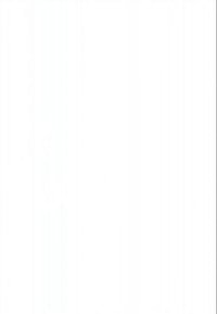 Doi tineri stau pe iarbă lângă un lac toamna, uitându-se la un laptop, înconjurați de copaci cu frunze portocalii și galbene.