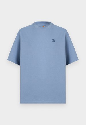 Hele sinine lühikeste varrukatega t-särk ümmarguse kaelusega, millel on vasakul rinnal väike tumesinine puu logo.