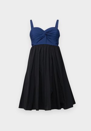 Rochie A-line cu un bust ajustat de culoare bleumarin, detaliu răsucit și fustă plisată neagră, finalizată cu bretele ajustabile.