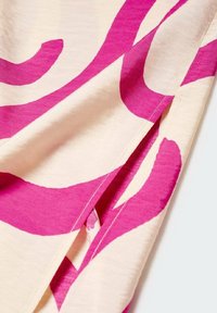 Tela de algodón en color crema con audaces patrones en forma de olas en rosa. La textura es suave con un ligero brillo, con un corte diagonal en el dobladillo.