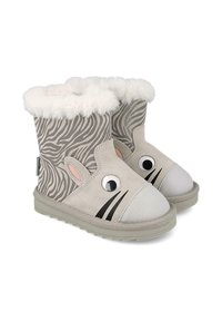 Botas de ante gris con patrón de cebra, suave borde de piel blanca, acentos negros y puntas redondeadas que cuentan con ojos y orejas de estilo caricaturesco.