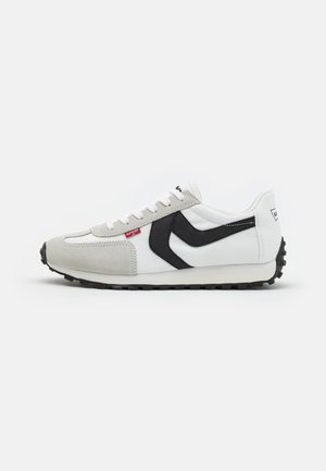 Weiße und graue Sportschuhe mit schwarzem Akzent, strukturierten Wildleder- und Mesh-Obermaterial, Schnürdesign und einem strukturierten Gummisohle.