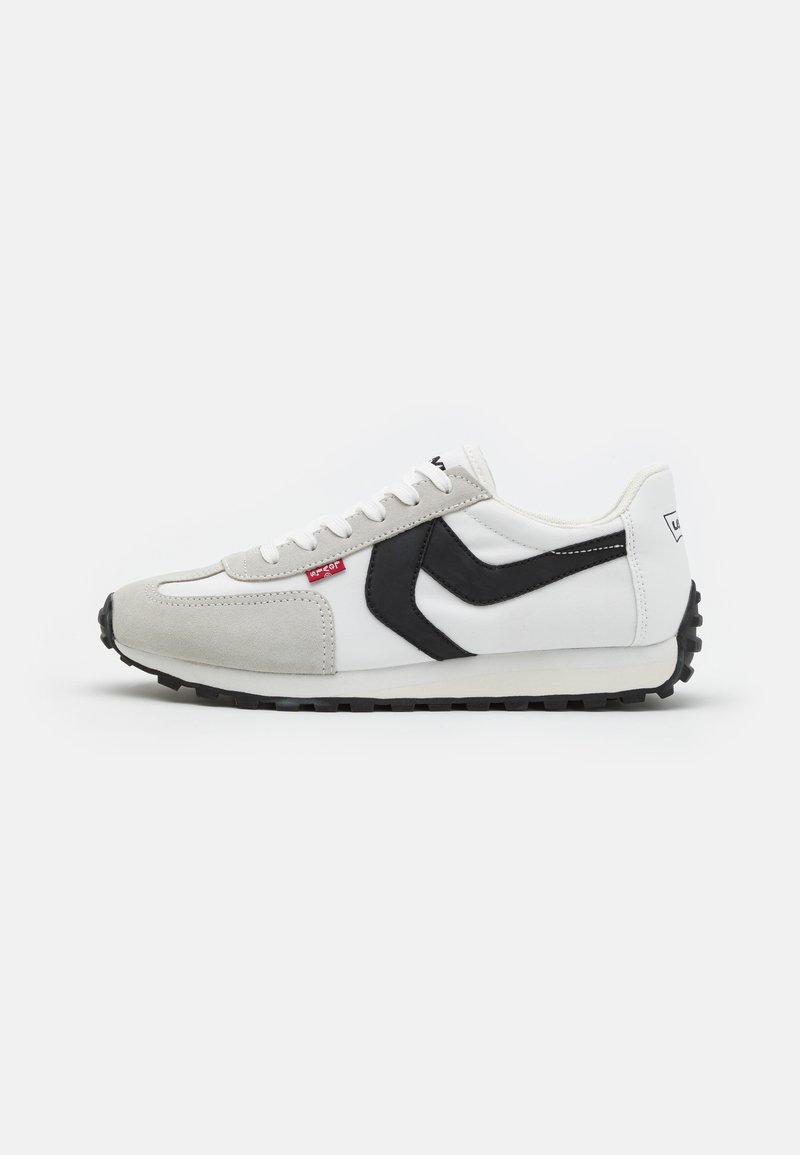 Weiße und graue Sportschuhe mit schwarzem Akzent, strukturierten Wildleder- und Mesh-Obermaterial, Schnürdesign und einem strukturierten Gummisohle.