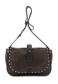 Donkerbruine leren schoudertas met verstelbare schouderriem, gouden studs langs de rand van de flap en een gecentreerde riem met een metalen logo-plaatje.