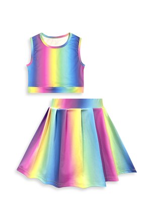 Bezrękawnik typu crop top i plisowana spódnica z pionowymi paskami w tęczowym gradiencie w kolorach różowym, żółtym, zielonym i niebieskim na gładkiej tkaninie.