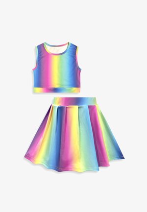 Ensemble crop top sans manches et jupe plissée avec des rayures verticales dégradées arc-en-ciel en rose, jaune, vert et bleu sur tissu lisse.
