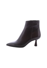 Bruine leren enkellaarzen met een spitse neus en een unieke flared hak. Glad oppervlak met subtiele stiksels aan de zijkanten.