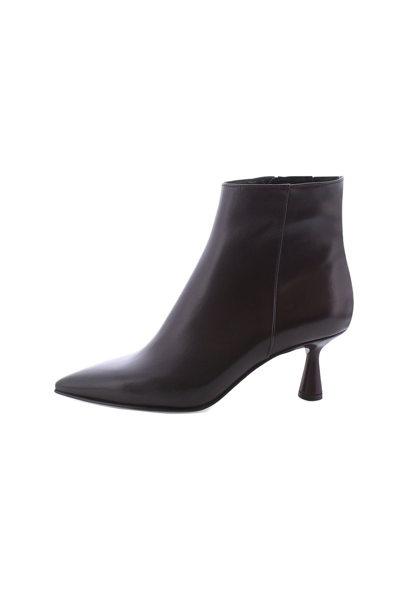 Bruine leren enkellaarzen met een spitse neus en een unieke flared hak. Glad oppervlak met subtiele stiksels aan de zijkanten.