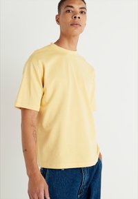 Selected Homme SLHLOOSEOSCAR O-NECK  - Paprasti marškinėliai - sahara sun