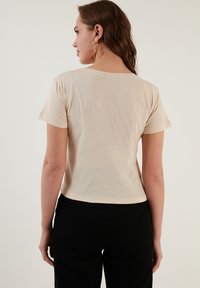 LELA Trükipildiga T-särk - stone