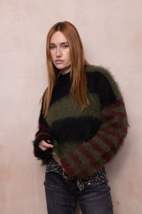 Strick-Crop-Top mit langen, flauschigen Ärmeln. Mit verschiedenen Streifen in Schwarz, Dunkelgrün und Bordeaux. Texturiertes, leichtes Material.