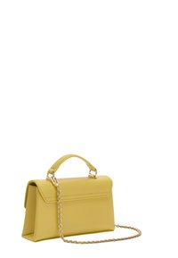 Geel leren handtas met een gestructureerd ontwerp, bovenhandvat en een afneembare gouden kettingriem. Luxe gladde textuur en minimale stiksels.