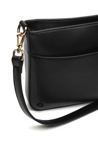 Borsa a tracolla in pelle nera con finitura testurizzata, hardware dorato, una tasca esterna e una tracolla piatta.
