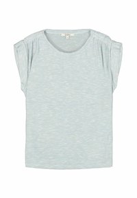 Camiseta de manga corta azul claro hecha de tela suave. Presenta un cuello redondeado y un detalle fruncido en los hombros. Apariencia suave y texturizada.