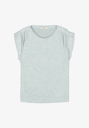 Camiseta de manga corta azul claro hecha de tela suave. Presenta un cuello redondeado y un detalle fruncido en los hombros. Apariencia suave y texturizada.