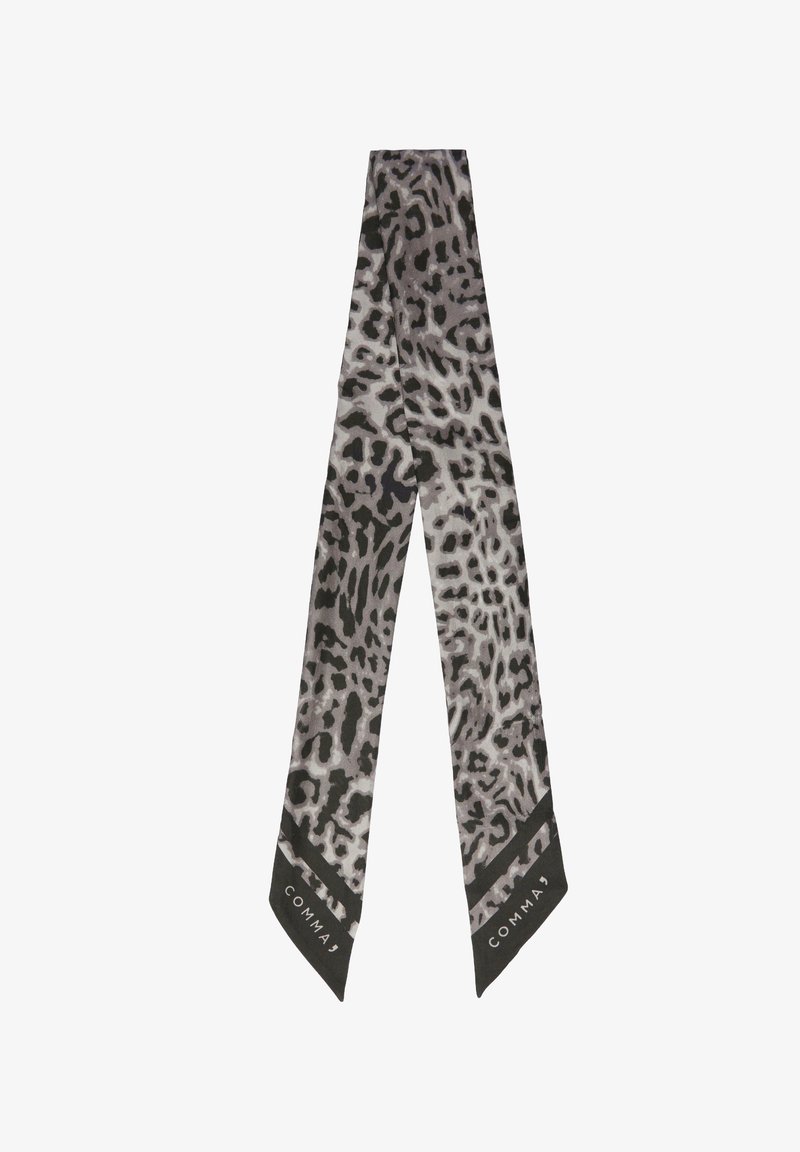 Foulard in seta con un design a stampa leopardata grigia e nera, con estremità appuntite e un piccolo logo tagliato nell'orlo inferiore.