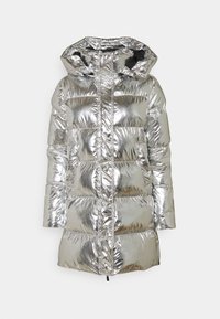 Silver pufferväst med en glänsande, kviltad yta, hög krage och huva. Har dold dragkedja och elastiska ärmslut för en snug passform.