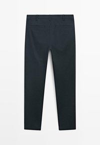 Pantaloni neri aderenti mostrati da dietro con passanti per cintura e due tasche a filetto su uno sfondo bianco uniforme.