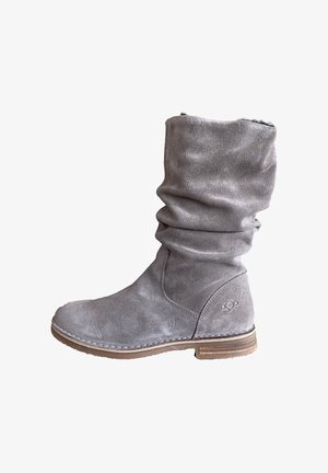 Grijze suède slouchlaarzen met een rond neus, gestikte details en een lage gestapelde hak. Zachte textuur met een comfortabele pasvorm aan de bovenkant.