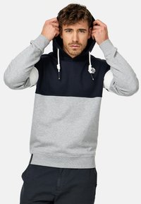 Hætte sweatshirt med en grå krop, marinebl�å brystpanel og lysegrå ærmer. Inkluderer snore og et logoaccent på brystet.