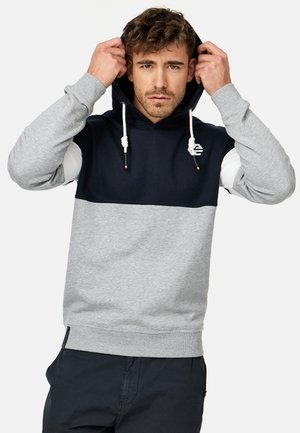 Hætte sweatshirt med en grå krop, marineblå brystpanel og lysegrå ærmer. Inkluderer snore og et logoaccent på brystet.