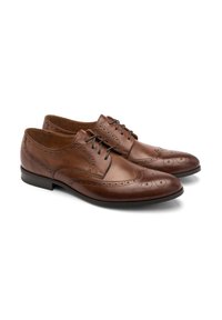 Braune Lederschuhe mit glatter Oberfläche, Brogue-Verzierungen, runder Zehenform und schwarzen Schnürsenkeln. Sie verfügen über eine niedrige, strukturierte Gummisohle.