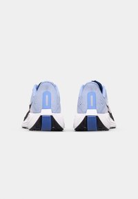 Des chaussures de sport avec une combinaison de couleurs bleu et noir, présentant une tige en maille, une semelle rembourrée et un design de talon prononcé.