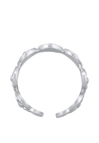 Sølvmanchetarmbånd med bølget kantdesign, poleret metalfinish og teksturerede detaljer langs kanten. Åben stil for nem påtagning.