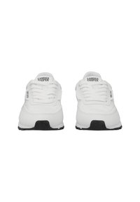 Sneaker bianche in pelle con finitura testurizzata, dotate di suole in gomma nere a contrasto, lacci tondi e logo sul retro.