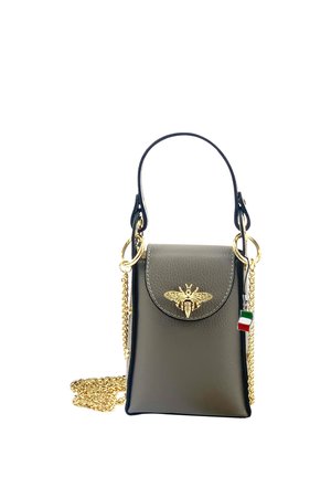 Kleine grijze leren handtas met gouden bijornament, gouden kettingriem en Italiaanse vlaghanger op witte achtergrond.