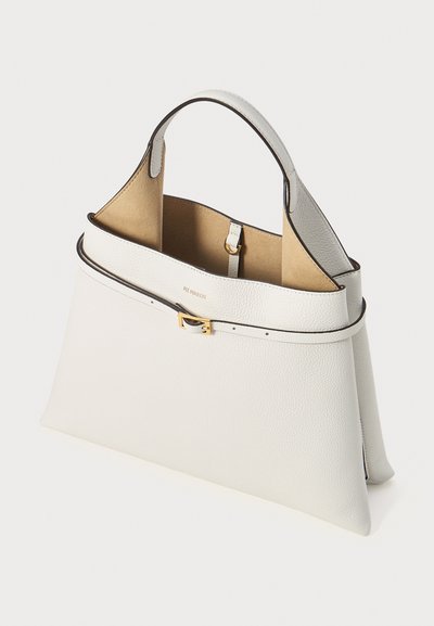 Bolso de mano de cuero blanco con un diseño estructurado, asas superiores y un interior en contraste. Presenta un cierre de hardware en tono dorado y un acabado texturizado.