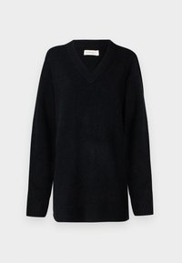Pull noir à col en V en tissu doux avec manches longues et poignets côtelés. Présente un design minimaliste sans motifs ni embellissements.