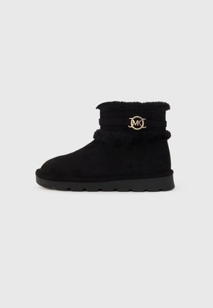 Stivaletti neri in suede con risvolto in pelliccia sintetica, caratterizzati da un'accattivante accentatura in logo dorato e una robusta suola in gomma nera.