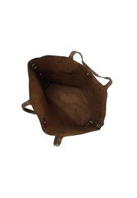 Bruine suède tote bag, grote open binnenruimte, enkele compartiment, stevige handvatten, minimale hardware, gladde textuur. Geen zichtbare uiterlijke kenmerken.