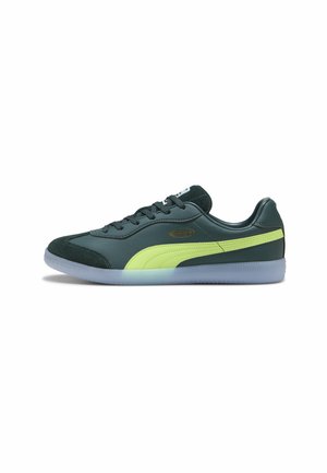 Grønne lædersneakers med limegrønne detaljer, ruskindstoekappe, sorte snørebånd og gennemsigtig gummisål. Har branding på siden.