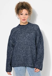 Marineblaue gerippte Strickpullover mit hohem Kragen und überschnittenen Schultern. Weiche Textur und lockere Passform. Verfügt über lange Ärmel und seitliche Schlitze für zusätzlichen Komfort.