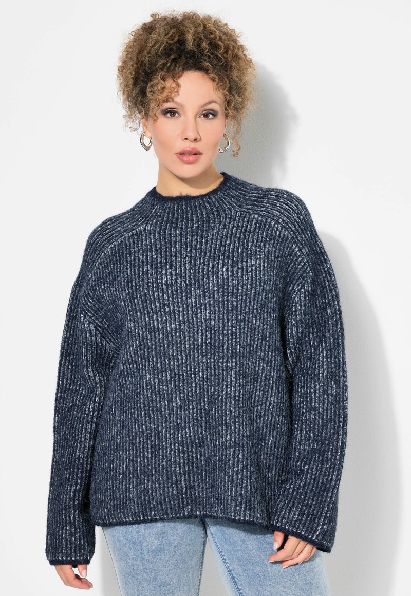 Maglione a coste di colore blu navy con collo alto e spalle scese. Texture morbida e vestibilità ampia. Caratterizzato da maniche lunghe e spacchi laterali per un maggiore comfort.
