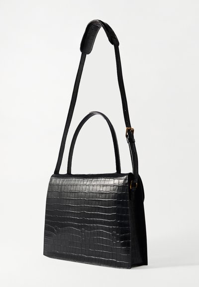 Borsa a mano nera con motivo coccodrillo, dal design strutturato, con manico superiore e tracolla regolabile. Texture liscia e lucida.