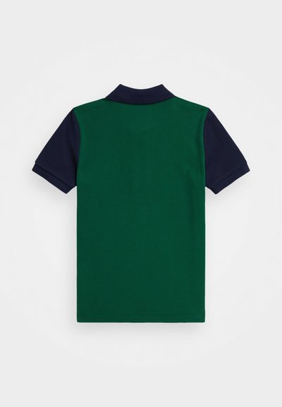 Zeleno-námornícka polo košeľa s textúrovaným zeleným chrbtom a hladkými námorníckymi krátkymi rukávmi. Klasický golier, bez viditeľného branding alebo vzorov.