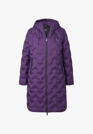 Violetti puffertakki hupulla, jossa on vetoketjusulku, sivutaskut ja tekstiilissä vinoraitakuosi. Kevyt ja lämpöeristetty.