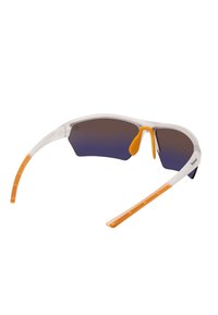 Occhiali da sole con montatura bianca traslucida e accenti arancioni. Lenti esagonali che transitano dal blu scuro al blu chiaro, con un design ergonomico curvo.