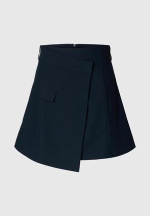 Marineblå miniskjørt i omslagsstil med sidelomme og skjult bakglidelås på ensfarget bakgrunn.