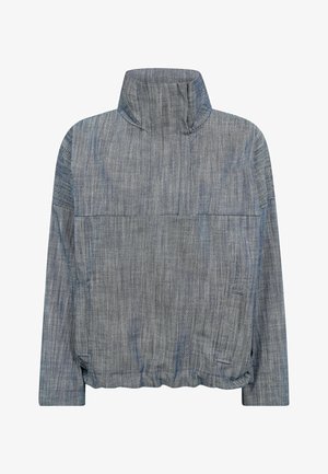 Pilkas megztinis su aukšta apykakle, tekstūruotas audinys su subtiliu raštu, elastinga apačia ir šoniniai kišeniai.