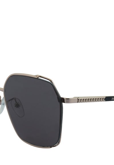 Lunettes de soleil octogonales avec verres foncés, monture en métal argenté et bras à motif chaîne détaillé. Les embouts transparents améliorent le confort.
